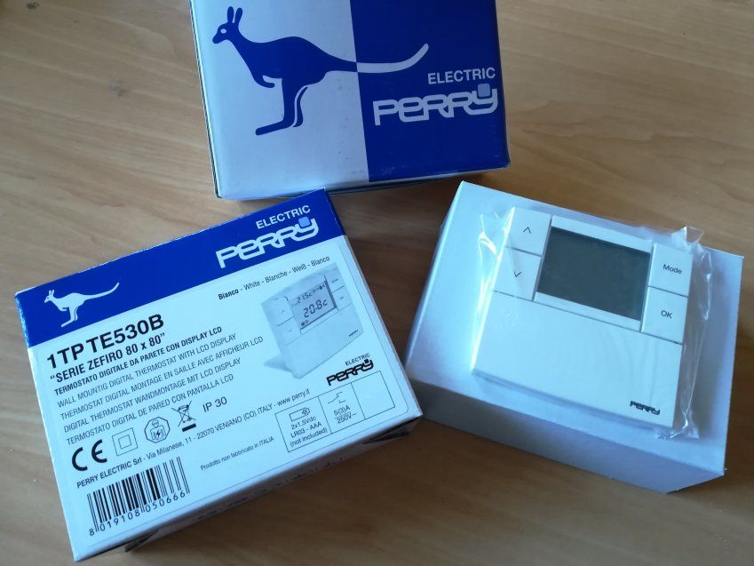 PERRY Termostato Digital pared, con pantalla LCD 1TPTE530B